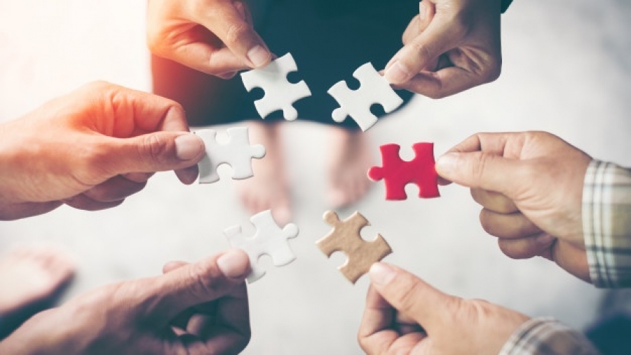 hands-holding-piece-blank-jigsaw-puzzle-teamwork-workplace-success-strategy-concept_2379-1747